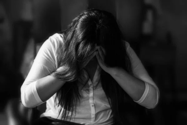 Chica llorando, Joven mujer triste  . — Foto de Stock