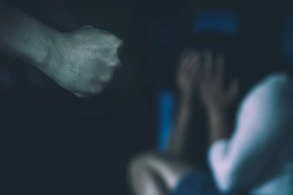 Homme tabassant sa femme illustrant la violence domestique — Photo