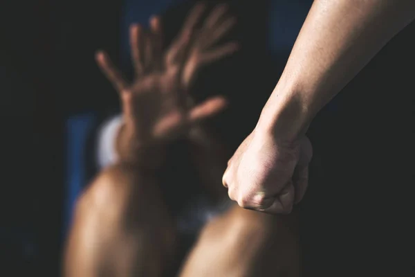 Aggression in the family, man beating up his wife. — Stock Photo, Image