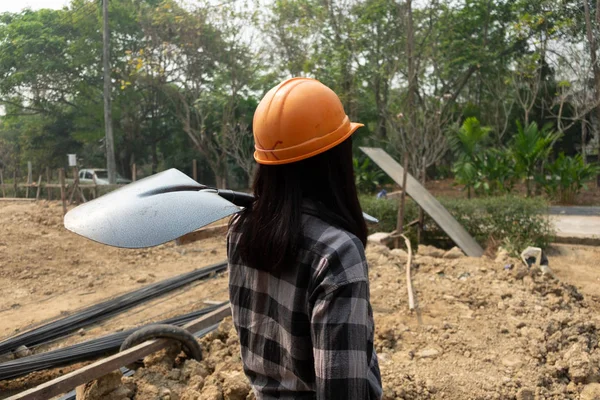 Trabajadoras de la construcción robustas en el lugar de trabajo —  Fotos de Stock