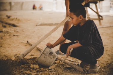 Ticari yapı da çalışan küçük çocuk işçiliği