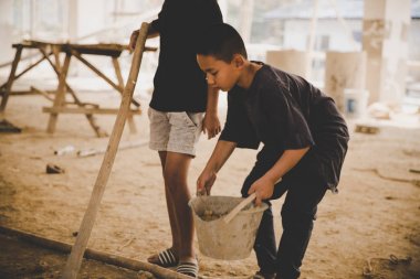 Ticari yapı da çalışan küçük çocuk işçiliği,