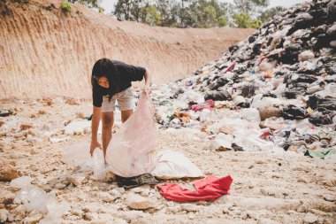Yoksul çocuklar satılık çöp toplamak