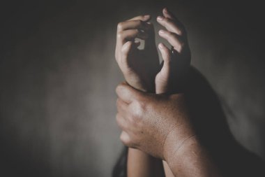 çocukların şiddet. erkek eli sıkı kız elele 