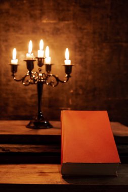 Kutsal Kitap ve mum eski bir meşe ahşap masa üzerinde. 