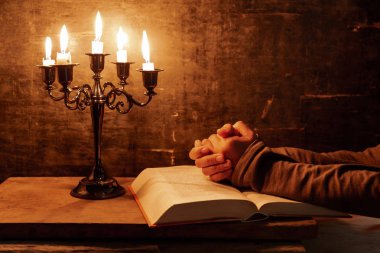 dindar kadın İncil ve mum ile dua el geçti, 