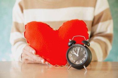 Kırmızı kalpli ahşap masa aşk kez ve unutulmaz eski saat 