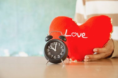 Kırmızı kalpli ahşap masa aşk kez ve unutulmaz eski saat 