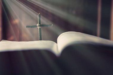 Eski bir meşe ahşap masa üzerinde İncil ile Çapraz. 