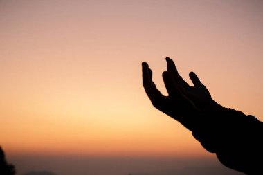 İnsan elinin hurma ibadet kadar açın. Eucharist terapi korusun Tanrı o