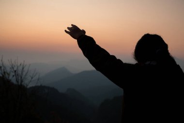 Dua ile genç kız. Barış, umut, rüyalar kavramı.