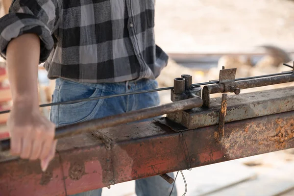 Mujer asiática trabajadora de la construcción en obra —  Fotos de Stock