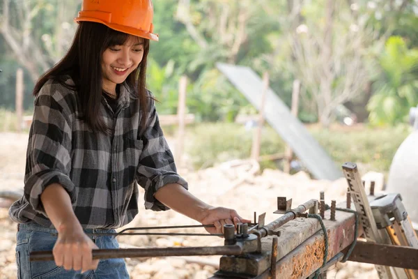 建筑工地上的亚洲女建筑工人 — 图库照片