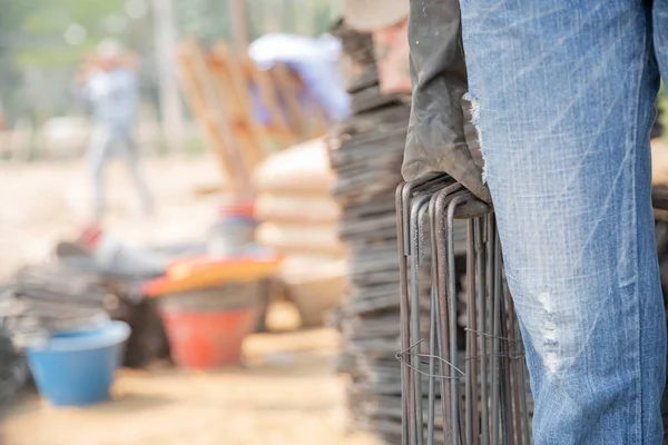 Mujer asiática trabajadora de la construcción en obra —  Fotos de Stock