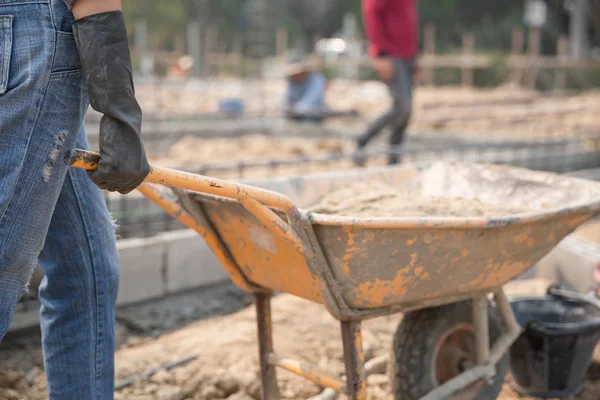 Mujer trabajadora de la construcción en obra —  Fotos de Stock