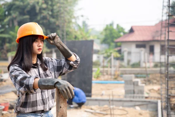 Retrato del trabajador de la construcción en obra —  Fotos de Stock