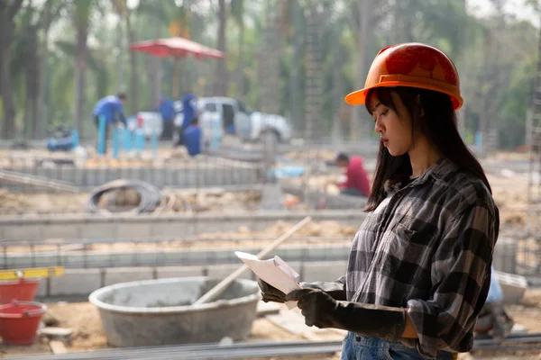 Retrato del trabajador de la construcción en obra —  Fotos de Stock