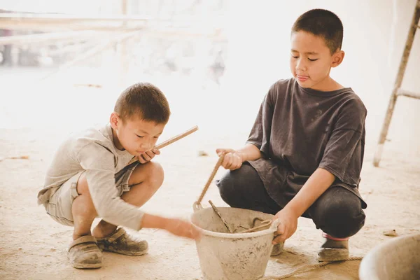 Ticari yapı da çalışan küçük çocuk işçiliği