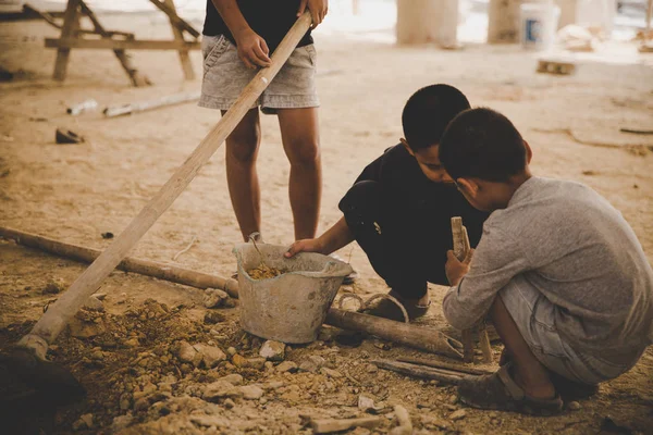 Gyermekmunka ellen, szegény gyerekek, építkezési munka, — Stock Fotó