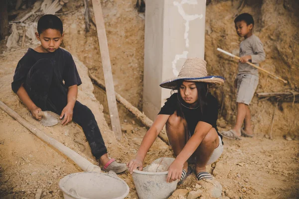 Μικρά αγόρια και κορίτσια εργάζονται στη δομή του εμπορικού κτιρίου — Φωτογραφία Αρχείου