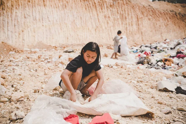 Szegény gyermek a hulladéklerakó néz előre a remény — Stock Fotó