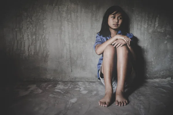 Triste menina sentada contra a parede em desespero . — Fotografia de Stock
