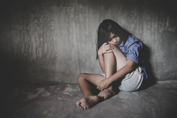 Triste menina sentada contra a parede em desespero . — Fotografia de Stock