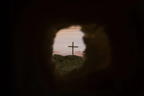 Túmulo vazio com símbolo de cruz para Jesus Cristo ressuscitou — Fotografia de Stock