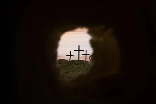 Grab leer mit Kreuzigung bei Sonnenaufgang - Auferstehung des Jesus — Stockfoto