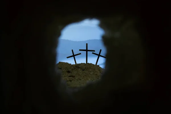 Ανέστη άδειο τάφο με Σταυρός σύμβολο για τον Ιησού Χριστό — Φωτογραφία Αρχείου