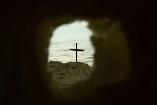 Pusty grób z krzyż symbol Jezusa Chrystusa zmartwychwstał — Zdjęcie stockowe