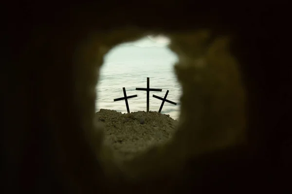 日出时与十字军一起空旷的墓穴 - 耶稣的复活 — 图库照片
