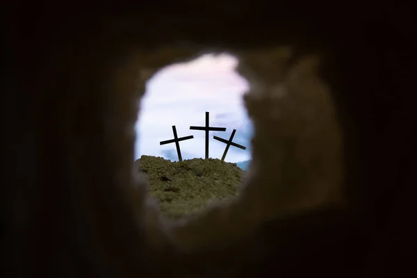 Tombeau vide avec symbole de croix pour Jésus-Christ est ressuscité — Photo