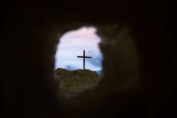 Tumba vacía con crucifixión al amanecer - Resurrección de Jesús —  Fotos de Stock