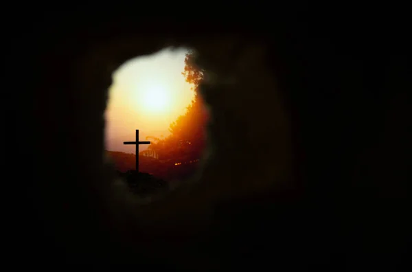 Túmulo vazio com símbolo de cruz para Jesus Cristo ressuscitou — Fotografia de Stock