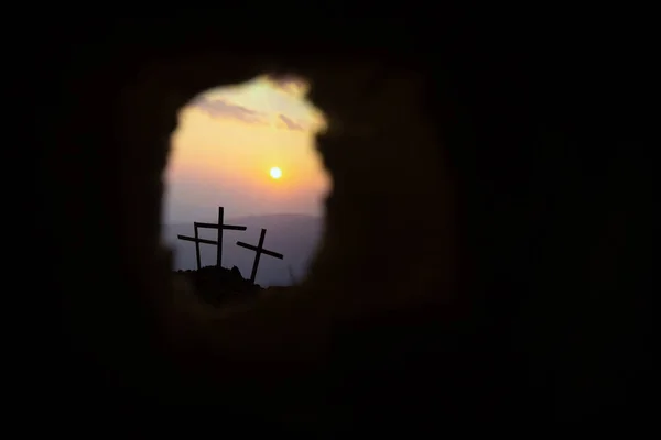 Empty tomb with cross symbol for Jesus Christ is risen — Stock Photo, Image