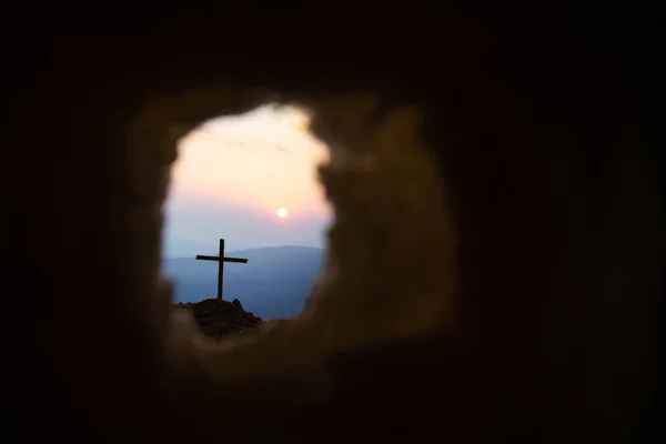 空的坟墓与十字架标志为耶稣基督上升了 — 图库照片
