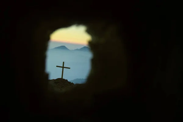 Lege graf met kruis symbool voor Jezus Christus is opgestaan — Stockfoto