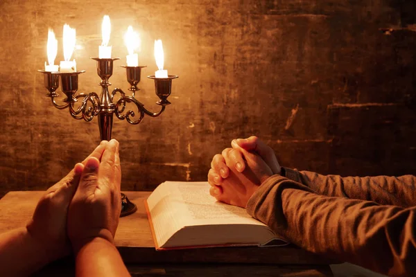  Dini Hıristiyan erkek ve kadın İncil kapalı üzerinde dua
