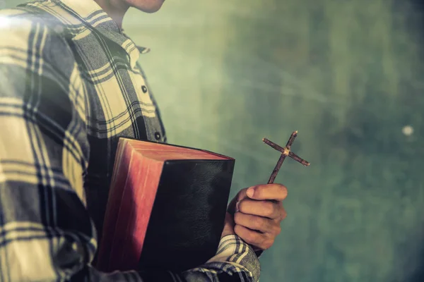 Un giovane che tiene in mano una bibbia — Foto Stock