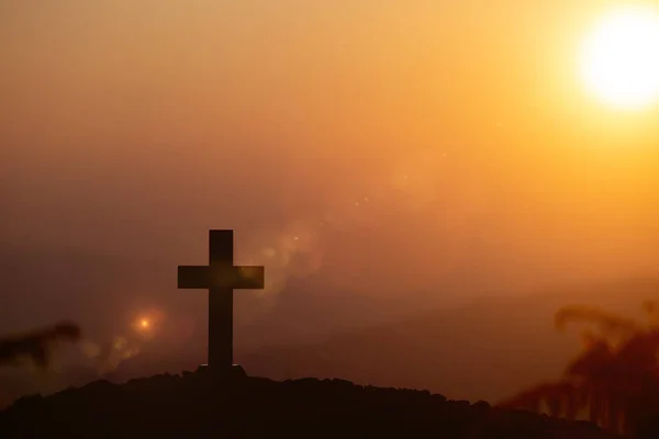 Conceito de ressurreição: Crucificação de Jesus Cristo Cruz ao pôr do sol — Fotografia de Stock