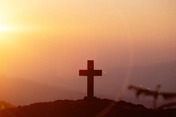 Concetto di risurrezione: Crocifissione della croce di Gesù Cristo al tramonto — Foto Stock