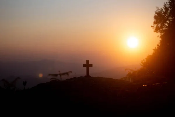 复活概念: 耶稣基督在日落时十字架上的十字架 — 图库照片