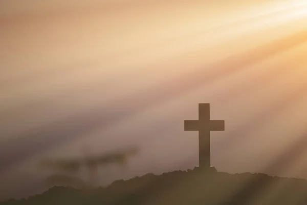 Conceito de ressurreição: Crucificação de Jesus Cristo Cruz ao pôr do sol — Fotografia de Stock