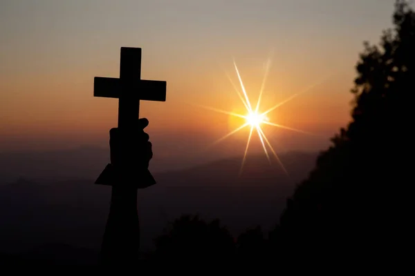 Foi du concept chrétien : Prière spirituelle mains sur soleil tibia — Photo