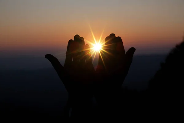 Fé do conceito cristão: Oração espiritual mãos sobre a canela do sol — Fotografia de Stock