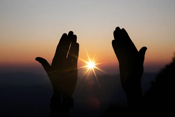 Fé do conceito cristão: Oração espiritual mãos sobre a canela do sol — Fotografia de Stock