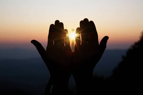 Fé do conceito cristão: Oração espiritual mãos sobre a canela do sol — Fotografia de Stock