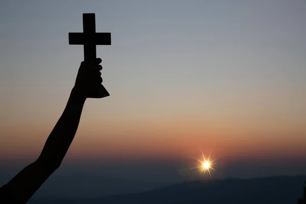Auferstehungskonzept: Kreuzigung des Jesuskreuzes bei Sonnenuntergang — Stockfoto