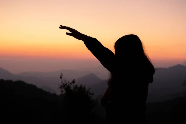 Silhouette di ragazza che prega su un bellissimo sfondo del cielo. Cristo santo! — Foto Stock